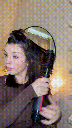 Cepillo alisador 3 en 1 en uso